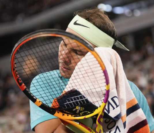 Rafael Nadal se seca el sudor durante el partido contra Alexander Zverev en la primera ronda del Abierto de Francia, el lunes 27 de mayo de 2024. (AP Foto/Thibault Camus)