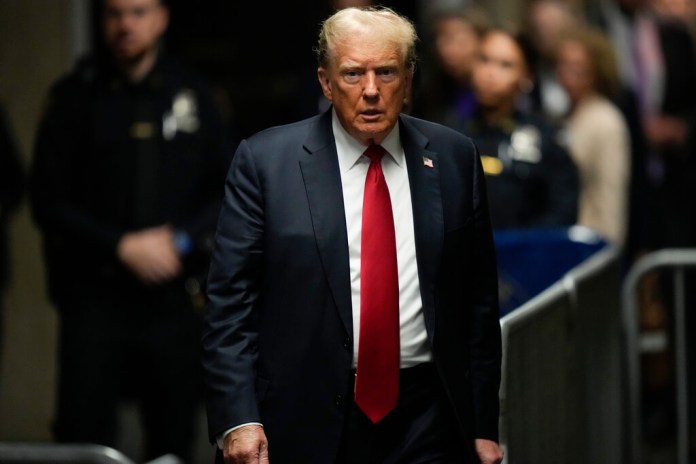 Donald Trump llega al Tribunal Penal de Manhattan. (Foto AP/Julia Nikhinson, Piscina)