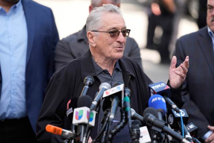 Robert De Niro habla con reporteros en apoyo al presidente Joe Biden. (AP Foto/Seth Wenig)