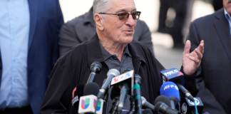 Robert De Niro habla con reporteros en apoyo al presidente Joe Biden. (AP Foto/Seth Wenig)