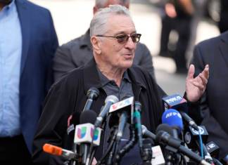 Robert De Niro habla con reporteros en apoyo al presidente Joe Biden. (AP Foto/Seth Wenig)