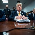 Donald Trump se sienta en el Tribunal Penal de Manhattan en Nueva York. (Jabin Botsford/The Washington Post vía AP, Pool)