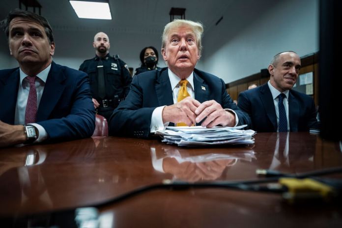 Donald Trump se sienta en el Tribunal Penal de Manhattan en Nueva York. (Jabin Botsford/The Washington Post vía AP, Pool)