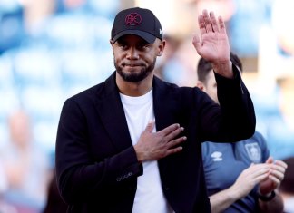 El técnico del Burnley Vincent Kompany hace un gesto durante el encuentro ante el Nottingham Foresten la Liga Premier el domingo 19 de mayo del 2024. (Richard Sellers/PA via AP)