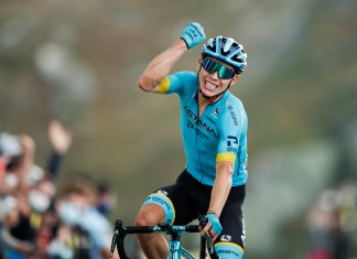 ARCHIVO - Foto del 16 de septiembre del 2020, el colombiano Miguel Ángel López cruza la meta tras ganar la etapa 17 del Tour de Francia. El miércoles 29 de mayo del 2024, vetan 4 años al ciclista colombiano por dopaje. (Benoit Tessier/Pool via AP, Archivo)