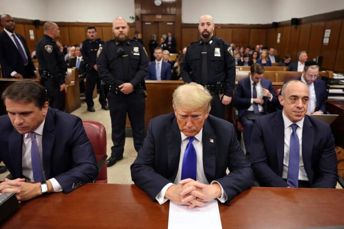 El expresidente Donald Trump en el tribunal penal de Manhattan durante las deliberaciones. (Michael M. Santiago/Pool Photo vía AP)