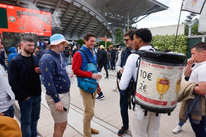 Aficionados al tenis hacen cola para comprar cerveza durante los partidos de segunda ronda del Abierto de Francia en Roland Garros, el jueves 30 de mayo de 2024. Un jugador dijo que un espectador le arrojó un chicle. Otra, Iga Swiatek, número uno del ranking, reprendió a la multitud en el estadio principal por hacer demasiado ruido durante los puntos. Así que el torneo de Grand Slam decidió que ya era suficiente: a partir del jueves los aficionados tienen prohibido tener alcohol en las gradas. (Foto AP/Jean-François Badias)