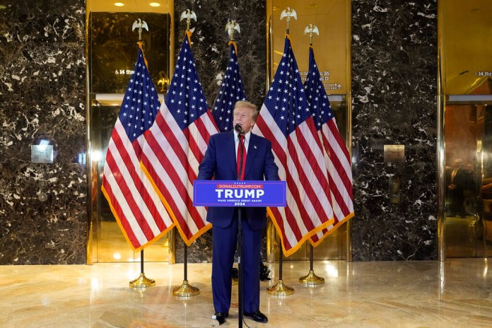 Donald Trump habla durante una conferencia de prensa. (Foto AP/Julia Nikhinson)
