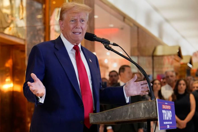 El expresidente Donald Trump habla durante una conferencia de prensa en la Torre Trump. (Foto AP/Julia Nikhinson)