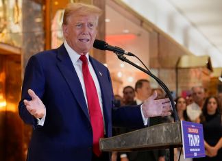 El expresidente Donald Trump habla durante una conferencia de prensa en la Torre Trump. (Foto AP/Julia Nikhinson)