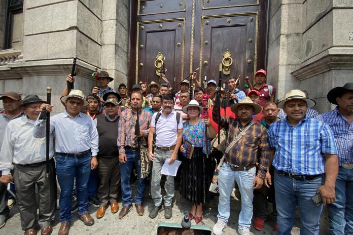 Varios miembros de organizaciones indígenas acudieron a las afueras del Congreso de la República. 