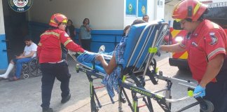 "En la 16 Avenida Final frente a los campos de Cerro Gordo zona 21, Bomberos Municipales asisten y trasladan a dos personas hacía el Hospital Roosevelt con heridas por proyectil de arma de fuego" (Foto: Bomberos Municipales / La Hora).