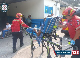 "En la 16 Avenida Final frente a los campos de Cerro Gordo zona 21, Bomberos Municipales asisten y trasladan a dos personas hacía el Hospital Roosevelt con heridas por proyectil de arma de fuego" (Foto: Bomberos Municipales / La Hora).