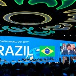El presidente de la Confederación Brasileña de fútbol, Ednaldo Rodrigues, pronuncia un discurso luego que Brasil obtuviera la sede del Mundial femenino de 2027, el viernes 17 de mayo de 2024, en Bangkok. (AP Foto/Sakchai Lalit)