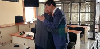 Delfo Juan Carlos Cepollina Cabrera y Efraín Alberto Quevedo Montenegro se abrazan luego de conocer el fallo a su favor.