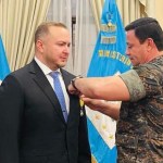 El entonces ministro de defensa Henry Reyes Chigua entregó la medalla Monja Blanca al exdiputado José Ubico. El ministro Henry David Sáenz informó que la condecoración le fue retirada luego de su aceptación de cargos por narcotráfico en Estados Unidos. Foto: X de Bernardo Caal/La Hora