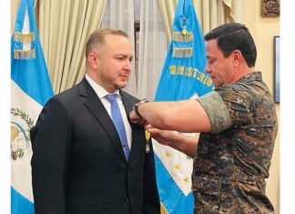 El entonces ministro de defensa Henry Reyes Chigua entregó la medalla Monja Blanca al exdiputado José Ubico. El ministro Henry David Sáenz informó que la condecoración le fue retirada luego de su aceptación de cargos por narcotráfico en Estados Unidos. Foto: X de Bernardo Caal/La Hora