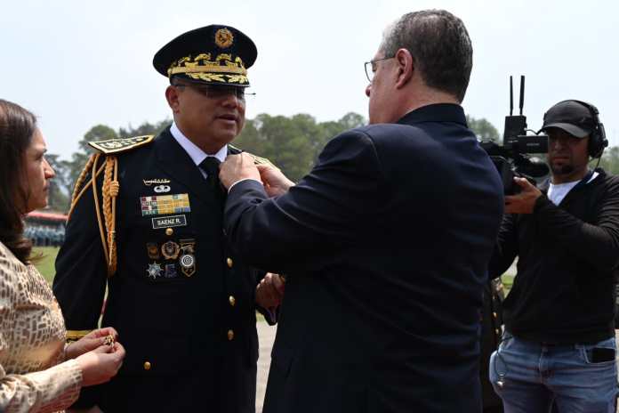 El presidente Bernardo Arévalo coloca las insignias que lo identifican como General de División al ministro de la Defensa Henry Sáenz. Foto: Ejército de Guatemala