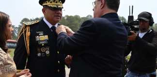 El presidente Bernardo Arévalo coloca las insignias que lo identifican como General de División al ministro de la Defensa Henry Sáenz. Foto: Ejército de Guatemala