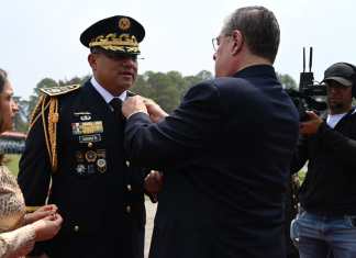 El presidente Bernardo Arévalo coloca las insignias que lo identifican como General de División al ministro de la Defensa Henry Sáenz. Foto: Ejército de Guatemala