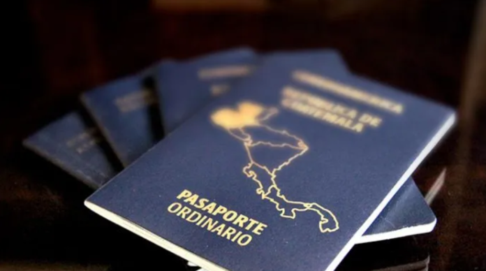 Migración habilitará un día en todos sus centros para gestionar el pasaporte. (Foto: archivo/La Hora)