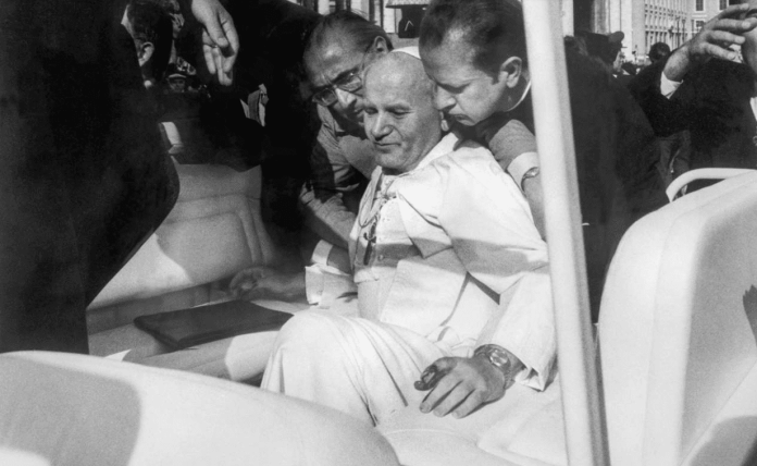 El Papa Juan Pablo II siendo asistido en el papamóvil inmediatamente después del atentado. Ciudad del Vaticano, 1981. Foto: Wikimedia Commons/ La Hora