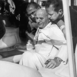 El Papa Juan Pablo II siendo asistido en el papamóvil inmediatamente después del atentado. Ciudad del Vaticano, 1981. Foto: Wikimedia Commons/ La Hora