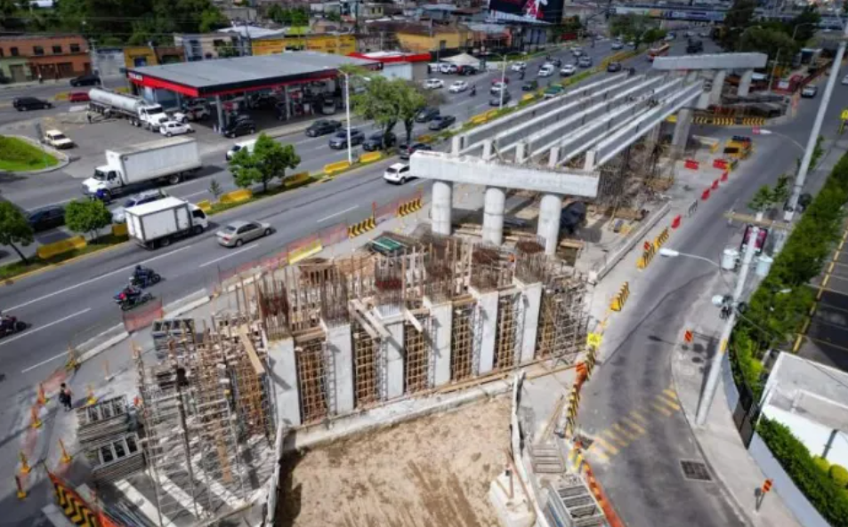 Los trabajos del paso a desnivel en la Calzada Roosevelt está suspendidos desde junio 2022. (Foto: archivo/La Hora)