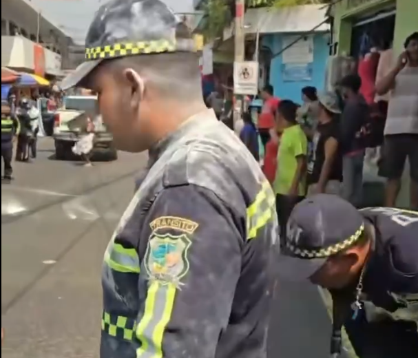 Vendedores ambulantes lanzaron bolsas con harina y agua a personal de la Mucipalidad de Villa Canales y agentes de la Policía Municipal de Tránsito (PMT) de la localidad. Foto: Captura de pantalla