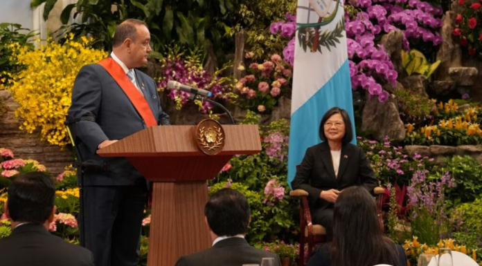 Alejandro Giammattei fue condecorado por la presidenta de Taiwán, Tsai Ing-Wen en abril 2023. (Foto: Gobierno de Guatemala)