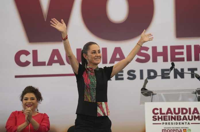 La candidata presidencial mexicana Claudia Sheinbaum, a la derecha, saluda a sus partidarios en un mitin de campaña en la Ciudad de México, el jueves 16 de mayo de 2024. Las elecciones generales están programadas para el 2 de junio.