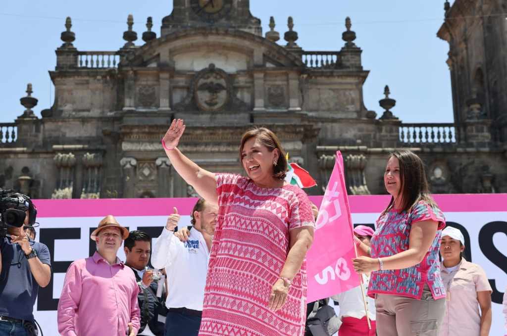 La candidata presidencial mexicana Xochitl Gálvez habla en un mitin de la oposición para alentar el voto antes de las elecciones presidenciales del 2 de junio en el Zócalo, la plaza principal de la Ciudad de México, el domingo 19 de mayo de 2024.