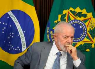 El presidente brasileño Luiz Inacio Lula da Silva asiste a una reunión ministerial sobre los planes para apoyar al estado de Rio Grande do Sul, afectado por las inundaciones, en el palacio presidencial, en Brasilia, Brasil, el lunes 13 de mayo de2024.
