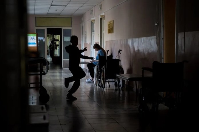 Un niño juega en un pasillo del hospital clínico infantil en Leopolis (Ucrania), en una imagen de archivo. 