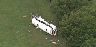 "El personal de emergencia trabajaba en la escena de un accidente mortal el martes 14 de mayo de 2024 en el condado Marion, Florida." (Foto, WFTS vía AP)