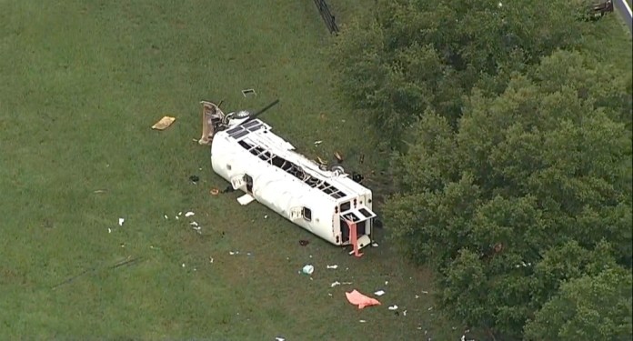 "El personal de emergencia trabaja en la escena de un accidente mortal el martes 14 de mayo de 2024 en el condado Marion, Florida." (Foto, WFTS vía AP)