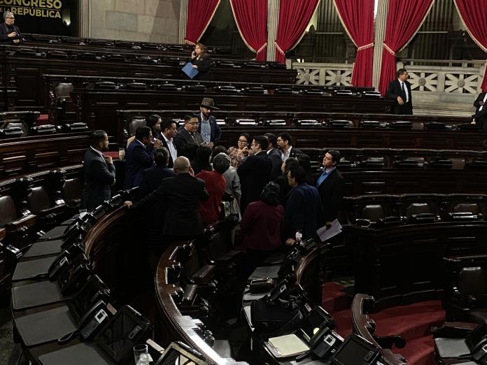 Más de una hora se esperó en el hemiciclo parlamentario, previo a cancelar la plenaria ante la inasistencia de varios diputados. Foto: José Orozco