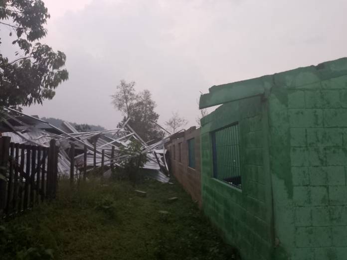 La escuela en Chajul, Quiché perdió su techo. (Foto: Conred)
