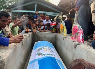 "Familiares, amigos y vecinos dan el ultimo adiós al cantante Jorge Sebastián Pop, conocido como «Farruko Pop»" (Foto: cortesía)