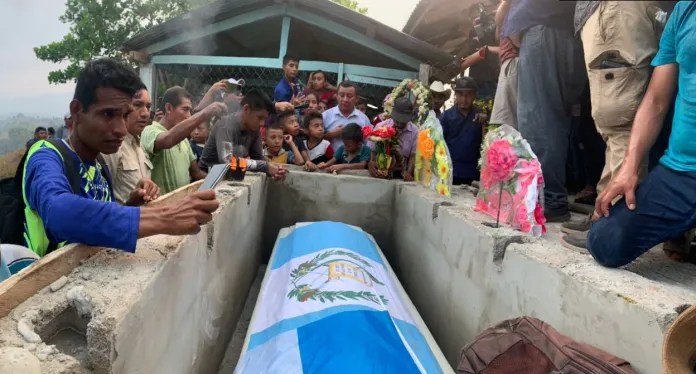 Inhuman los restos mortales del cantante guatemalteco Jorge Sebastián Pop Chocoj, conocido como Farruko Pop, en el cementerio de Chacalte, Livingston, Izabal. Foto: Cortesía