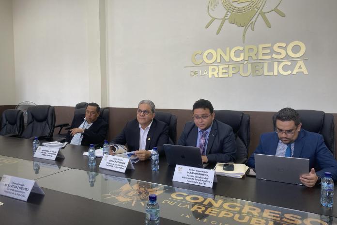 El ministro de Salud, Oscar Cordón, explicó detalles del convenio con UNOPS en una citación con el vicepresidente del Congreso, Nery Rodas. Foto: José Orozco