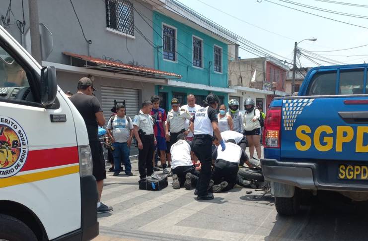 Los Bomberos Voluntarios atendieron a un motorista que impactó en contra de un autopatrulla de la Policía Nacional Civil (PNC) en la zona 6 capitalina. Foto: Bomberos Voluntarios