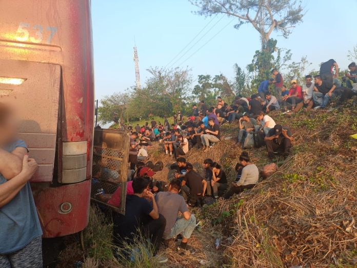 Los migrantes fueron hallados abandonados en tres buses de turismo. Foto: INM