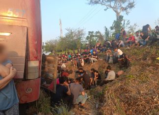 Los migrantes fueron hallados abandonados en tres buses de turismo. Foto: INM