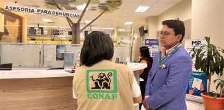 El director de manejo de bosques y vida silvestre del CONAP, Juan Abel Sandoval, presentó una denuncia por la venta ilegal de flora y fauna. Foto: CONAP/La Hora