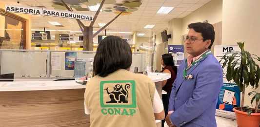 El director de manejo de bosques y vida silvestre del CONAP, Juan Abel Sandoval, presentó una denuncia por la venta ilegal de flora y fauna. Foto: CONAP/La Hora