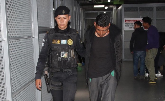 El hombre con 11 ingresos a las cárceles fue denunciado por estafa y fue detenido en la zona 7 de la capital. Foto: PNC/La Hora