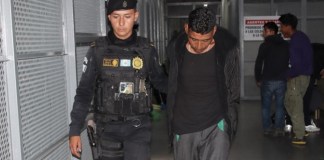 El hombre con 11 ingresos a las cárceles fue denunciado por estafa y fue detenido en la zona 7 de la capital. Foto: PNC/La Hora