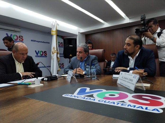 El ministro de Salud, Oscar Cordón, acude a una citación al Congreso por temas de registro de medicamentos y abastecimiento en la red hospitalaria. Foto: Cortesía