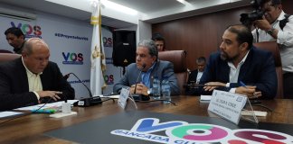 El ministro de Salud, Oscar Cordón, acude a una citación al Congreso por temas de registro de medicamentos y abastecimiento en la red hospitalaria. Foto: Cortesía